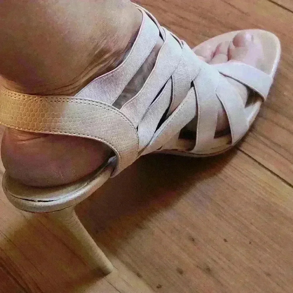 Donald J Pliner women's slip-on stilettos heel with stretch tops size 8.5